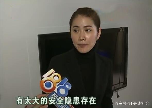 半岛彩票：女子家中安了水晶灯 随后就掉下来了 装修公司：我们只是帮忙(图1)